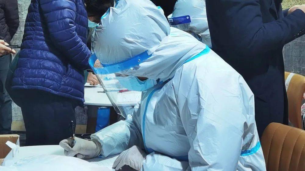 直击丨防疫一线郫都志愿者们令人感动的瞬间