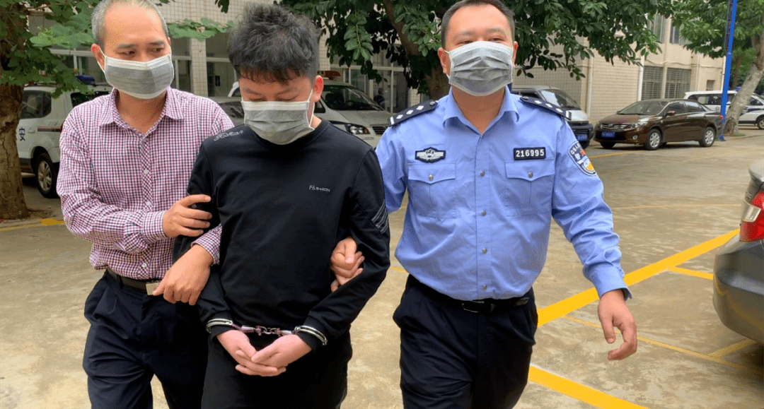 广东湛江逃亡8年靠打杂过活逃犯一听到警笛声脚就发抖