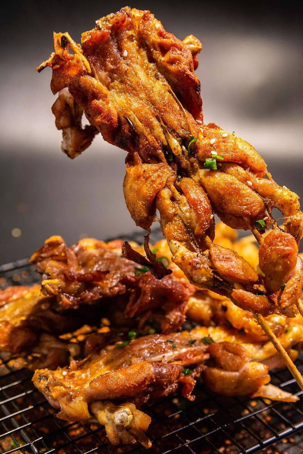 牛蛙,多了一丝烧烤的风味蛙肉酥脆的外表和内里的软嫩在舌尖碰撞另有