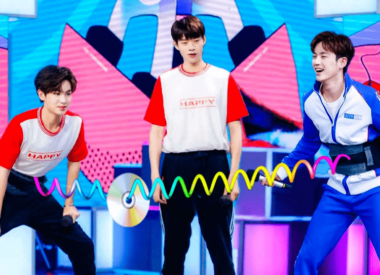 光盘拔河规则:1.将彩虹弹簧圈系好,把光盘放在一端;2.