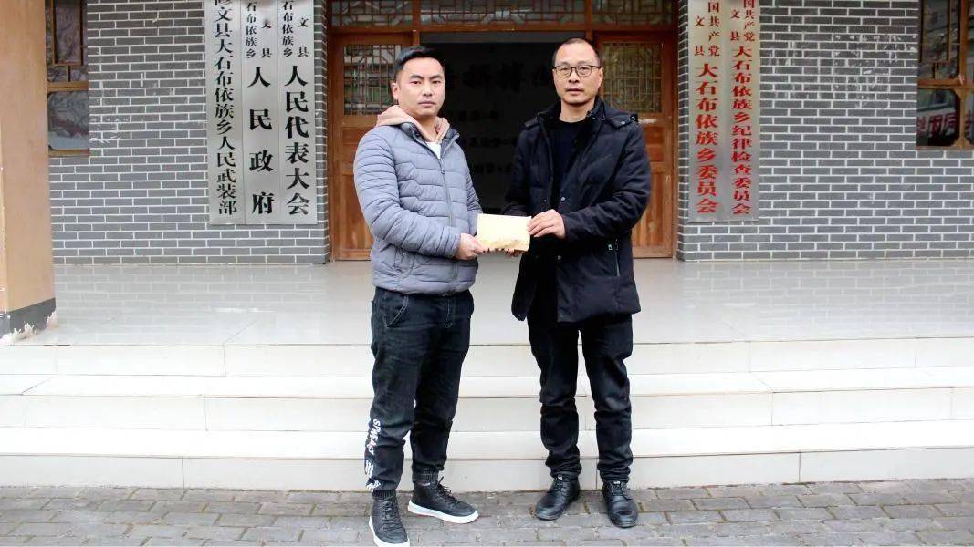 刘旭十年树木百年树人无私奉献为他人