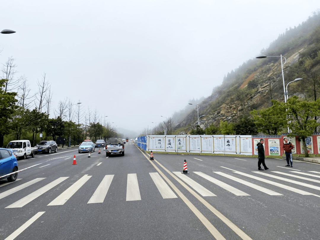 兴义这条大道因山体滑坡进行半封闭施工过往车辆请注意
