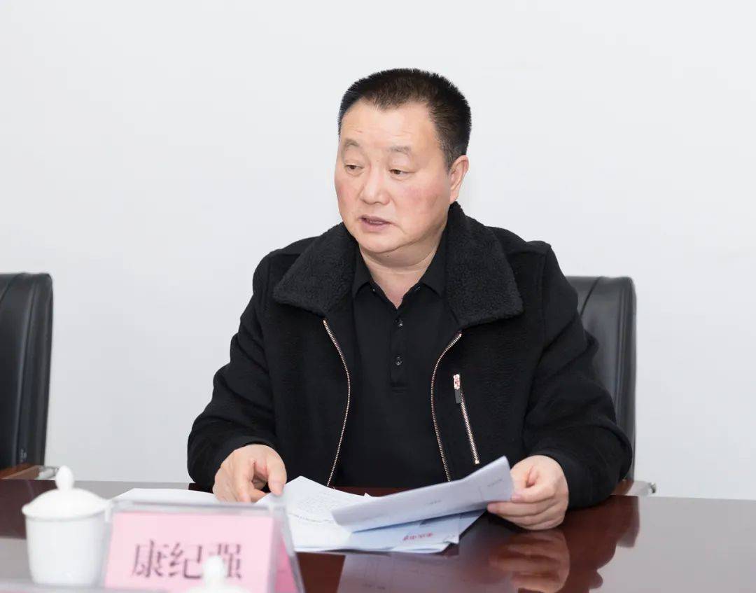 康纪强到鸿路钢构项目现场办公