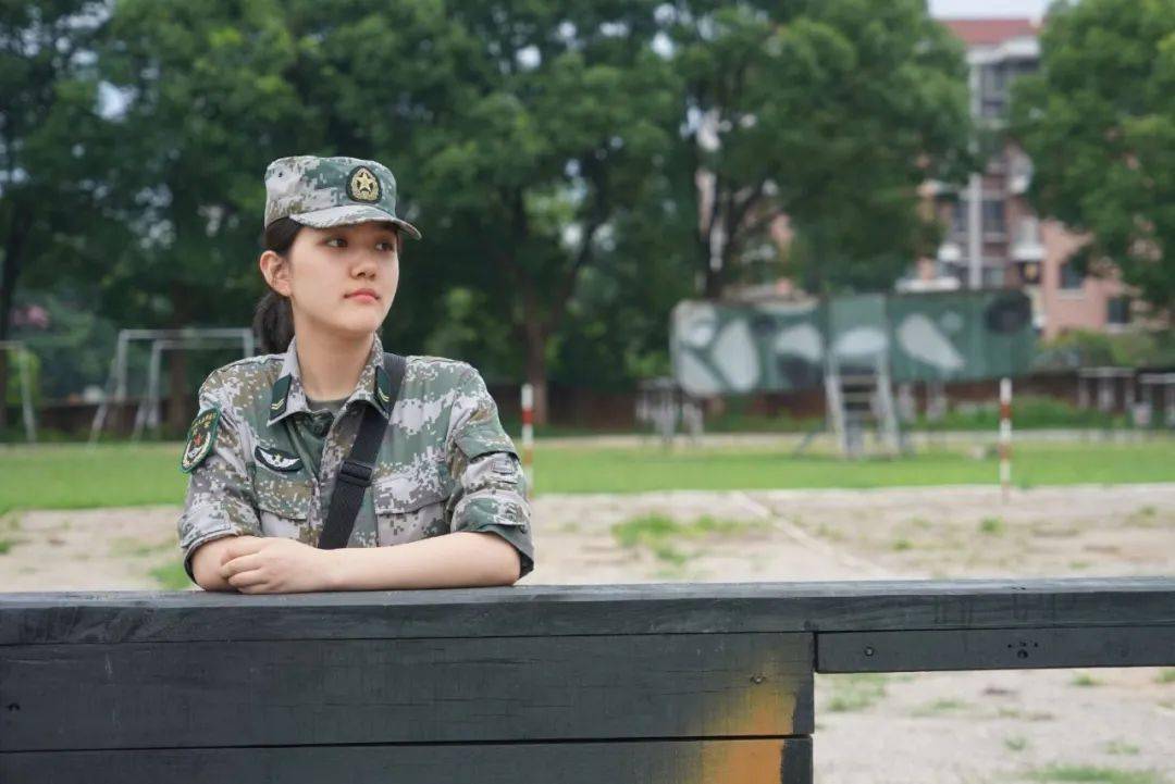 真飒会速记还会开坦克湖工大这俩退伍女兵了不起