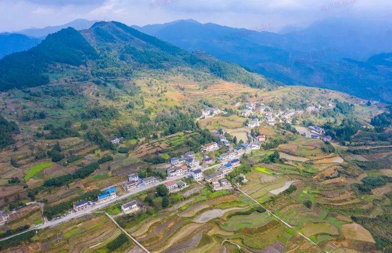 用现有旅游资源,大力开发高山避暑休闲旅游,让高山村民吃上旅游饭