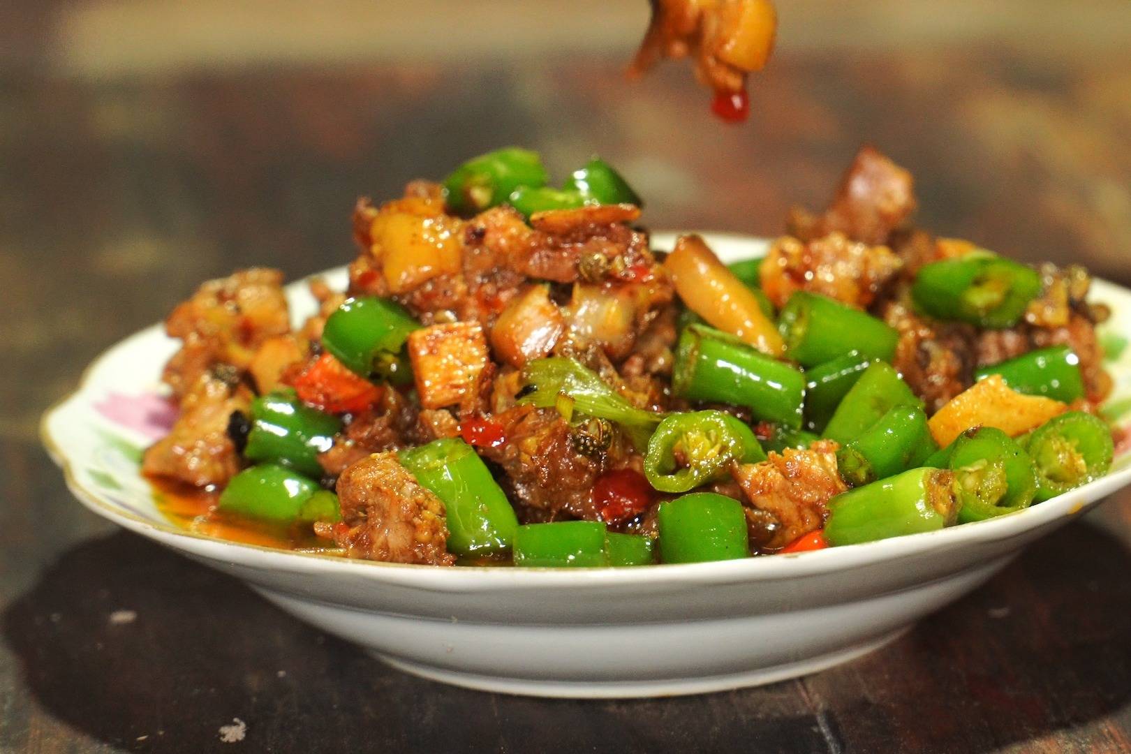 二狗做了一道小煎鸭色香味俱全麻辣可口你想吃吗