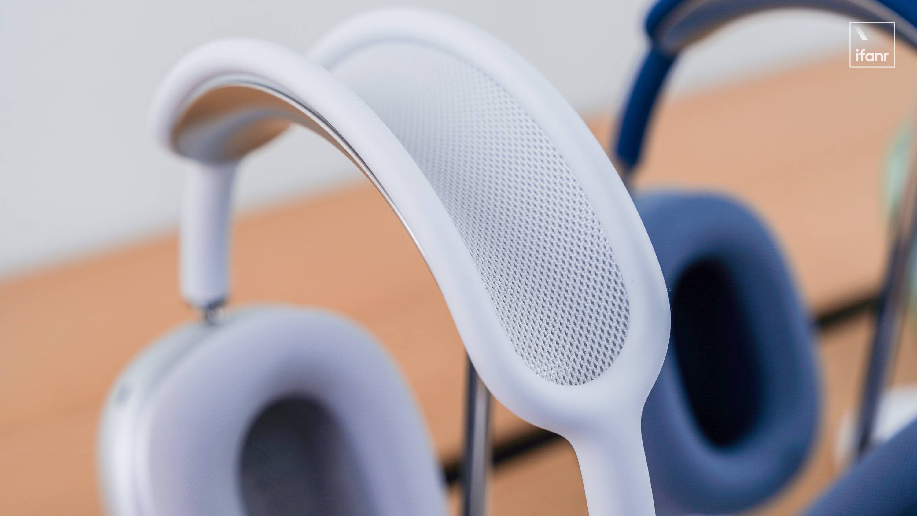 airpods max 随机附赠了一个智能保护套用于收纳,硅