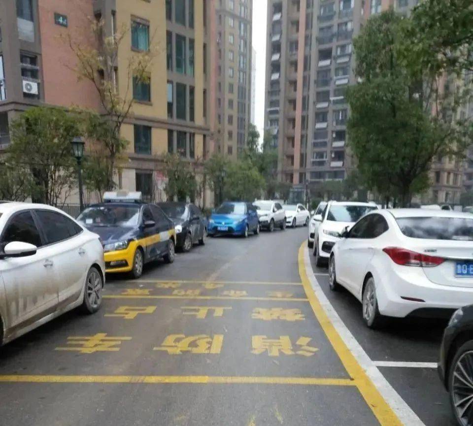 池州一小区消防通道被占用,业主出行严重受阻!关于车位问题官方表态