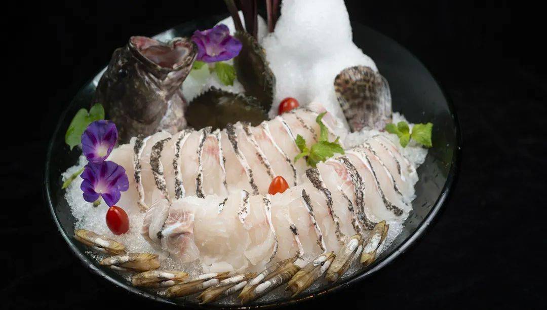 浓汤口感劲道源自大海深处,营养价值丰富翅汤龙趸鱼片汇集多种海鲜