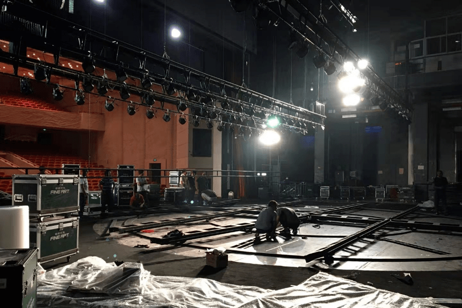 他们,看惯了黑夜,却让剧场舞台亮起了最美的光.