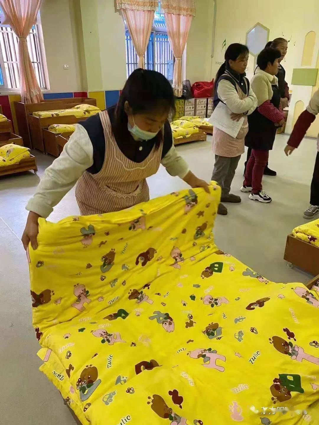 【展技能,亮风采】——京都东方幼儿园保育员叠被子技能赛