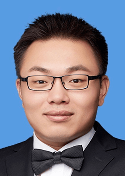 据公开简历,万一是吉林长春人,2007年考入清华大学自动化系.