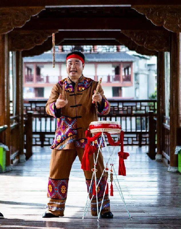 亦称"土家族花鼓"具有丰富多样的观赏价值薅草锣鼓又称"挖土锣鼓""