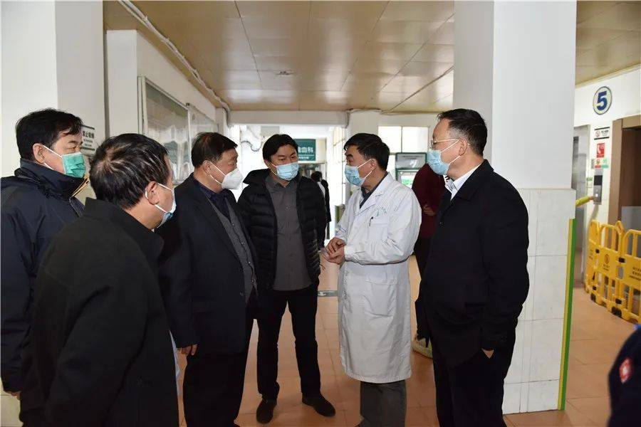 张兆光一行先后来到心内科一病区,心脏外科,重症医学科,手术室参观,与