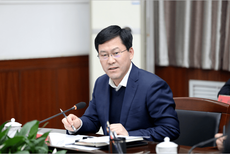 李哲在区委财经委员会第四次会议上强调坚持问题导向以结果论英雄全力