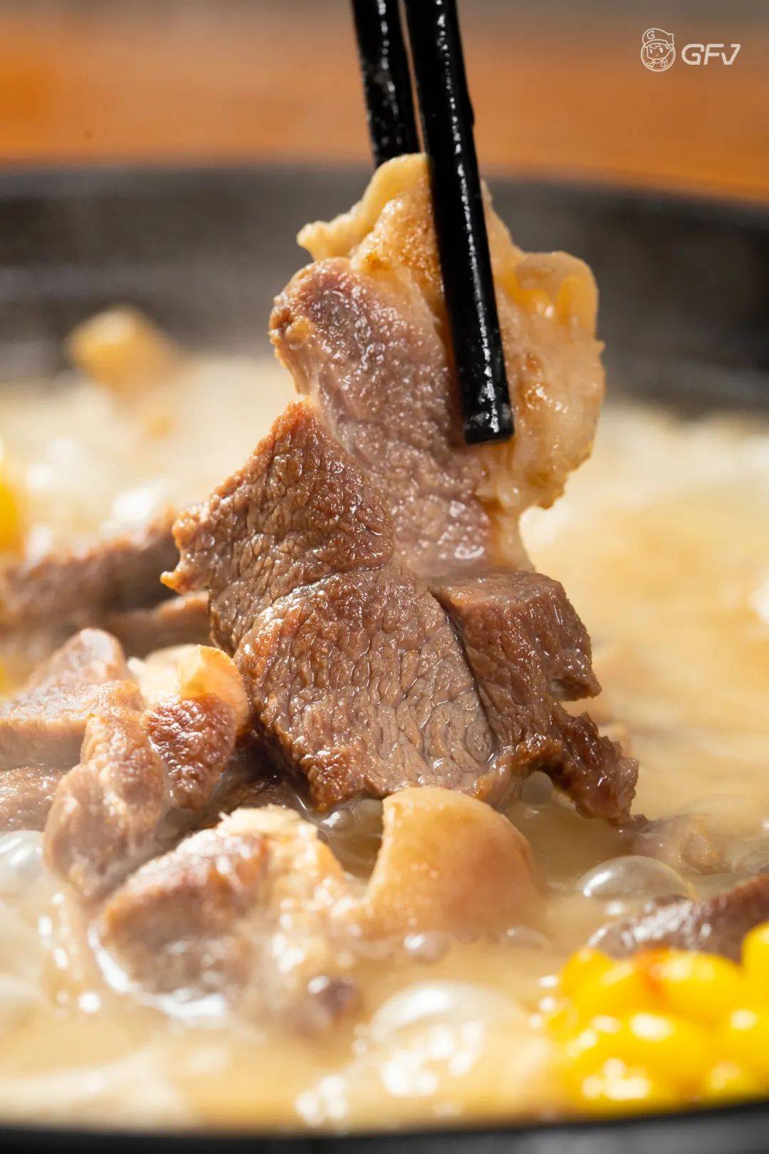 入嘴第一口,乳白色的药膳精华全然被羊肉吸了个精光,使浓汤有着意外的