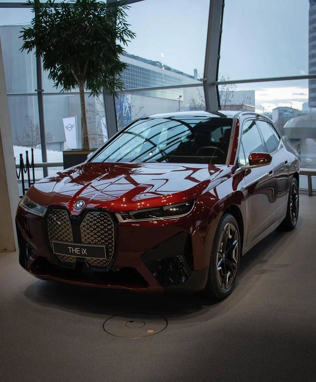 砂金石红创新纯电动宝马ix已进驻宝马世界这颜色你爱了吗