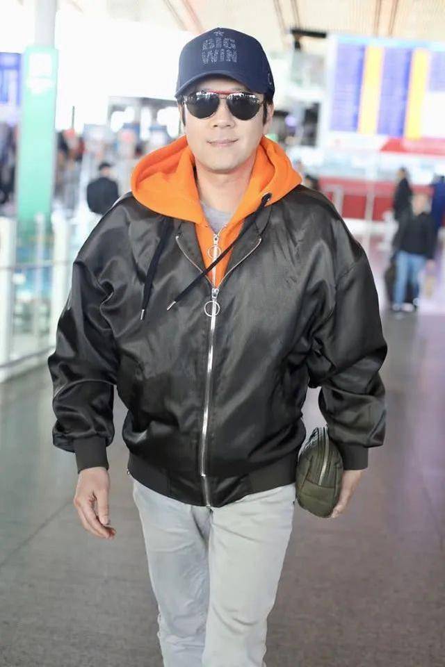 蔡国庆不服老穿亮片夹克跳广场舞同框小7岁李锐无年龄差