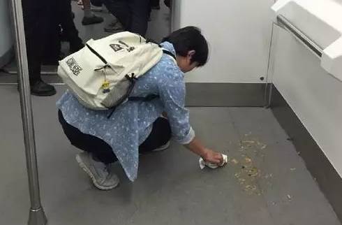 2016年8月,在南昌地铁1号线上,有一块区域有呕吐物,导致那块地方无人