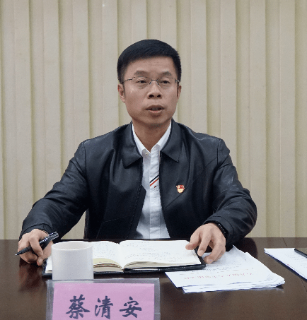 镇党委书记蔡清安对代表们沉下心倾听群众呼声,真实地反映民意表示