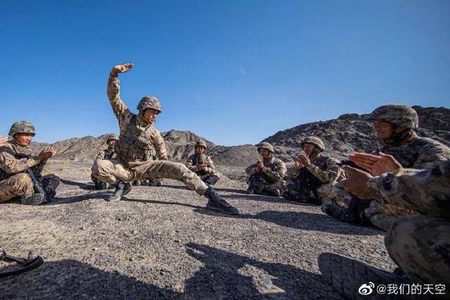 有内味了解放军空降兵身着星空迷彩荒漠戈壁大练兵