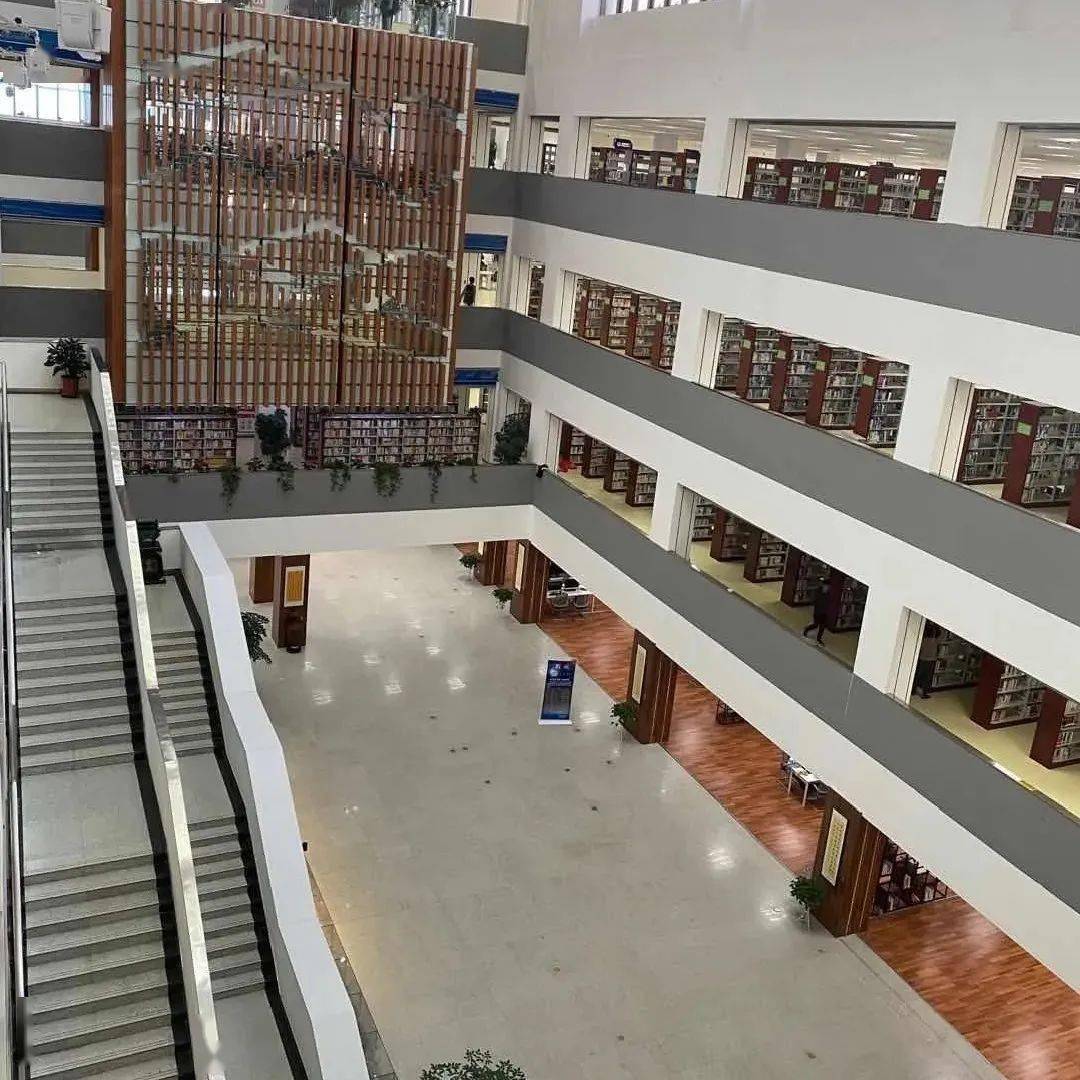 真羡慕你们老是待在宿舍,今天又是待在图书馆的一天.