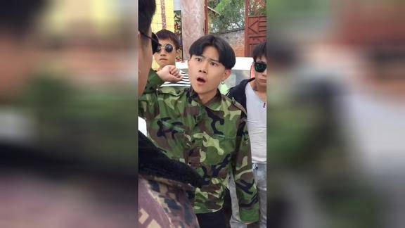 爆笑农村大哥带小弟打劫结果妹子的一句话让我的人生很悲催啊