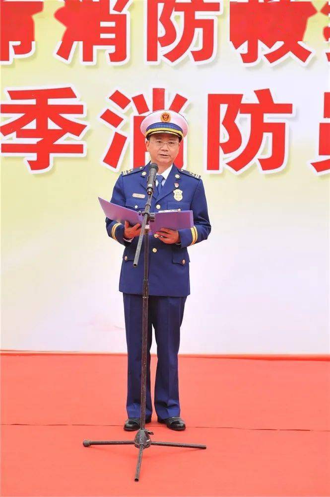 李永生政委肯定了退出消防员的辛勤付出和突出贡献,希望珍惜红门历练