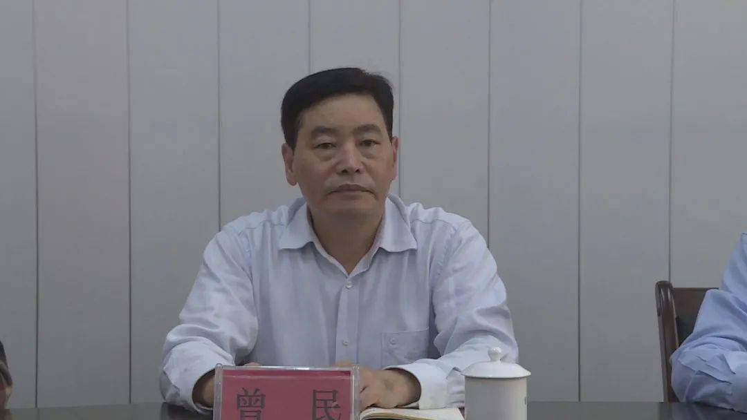 县人大常委会主任曾民参加了座谈会,并表示,各有关部门要不断优化教育