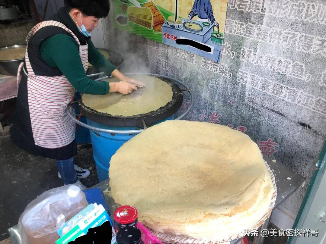 莒南夫妻臨沂賣煎餅,手工石磨,金黃脆香.