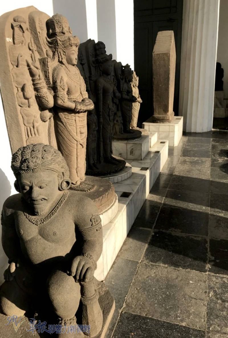 头发卷曲全身没有繁复装饰的黑面神像,右手掌向上是佛像坐姿双乳丰满