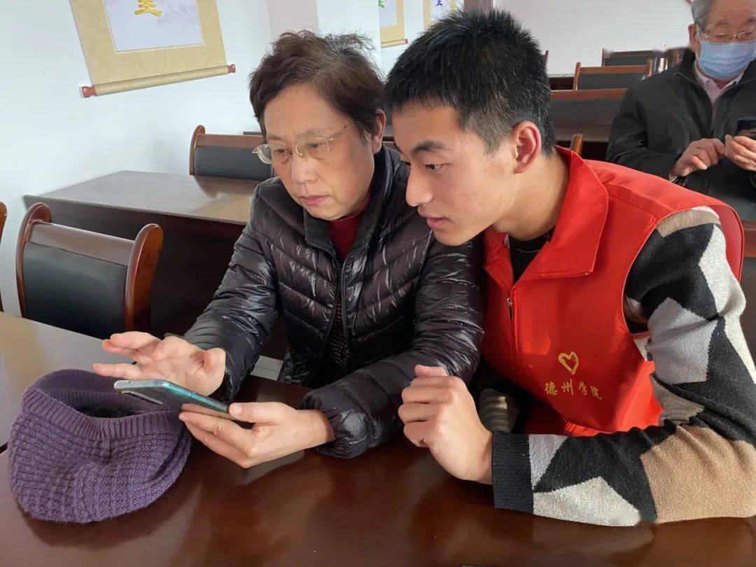 志愿服务一对一帮扶让老人跟上时代的步伐