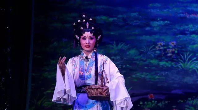 凄泣声平凄风号,何冬娟《别坟描容》精彩唱段!_雷歌