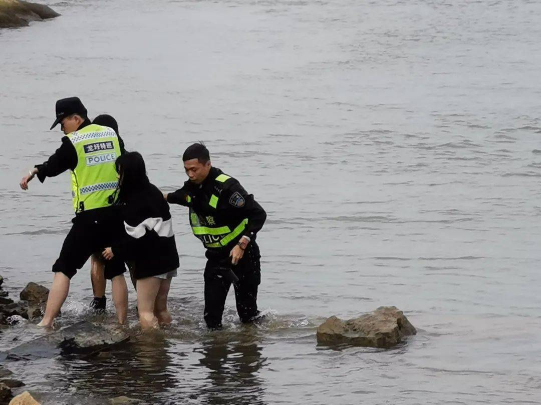 超暖梧州一女子轻生跳河民警奋不顾身救人的样子超级温暖