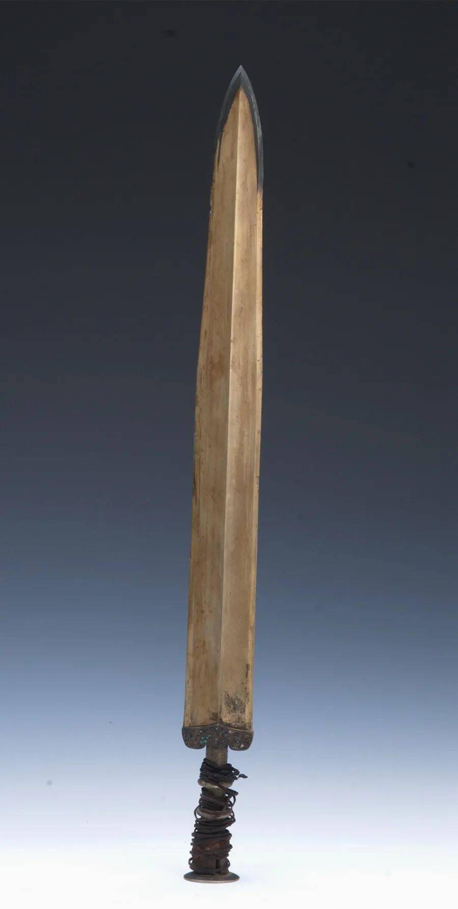 战国越王者旨於睗剑万工轿,是清末民初宁波花轿,因制造时耗费了一万多