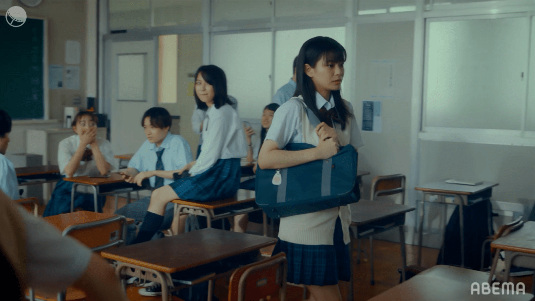 咲良又伤心又羞愤,她跑到生物实验室偷偷掉眼泪,被朝日发现了.