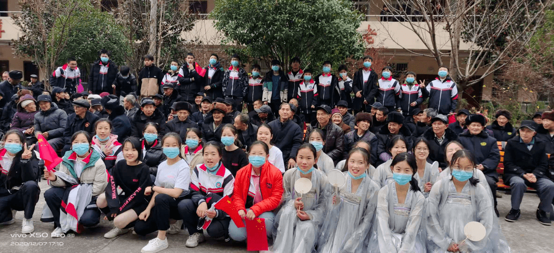 关注小手拉大手渔渡中学小志愿者开展尊老爱老活动