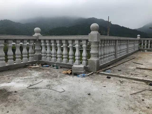 石材栏杆不经意透露出的是尊贵典雅的气质