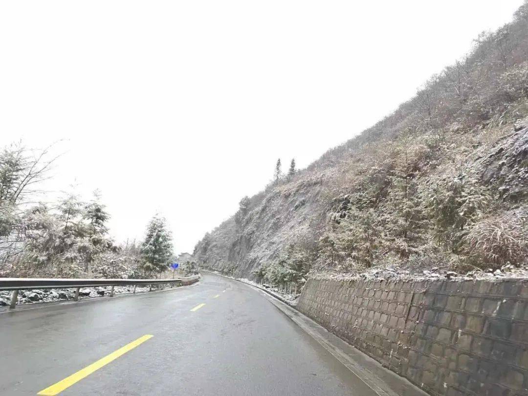 由于昨夜气温骤降,导致正安县g352国道桴焉林管站,班竹上坝村路段道路