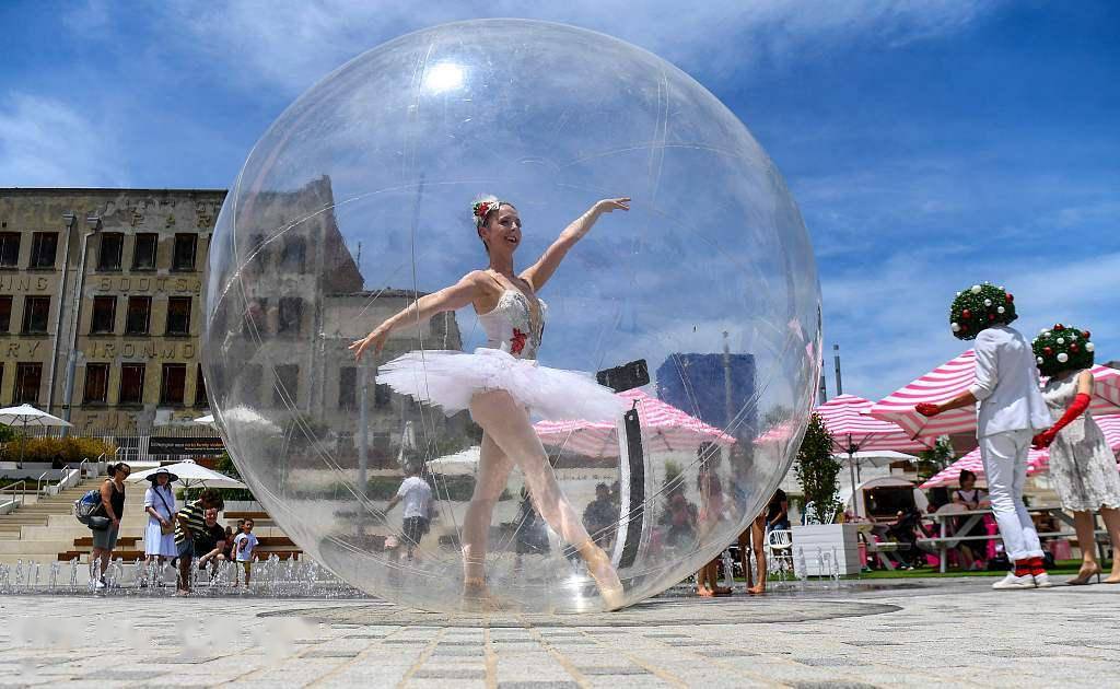 澳大利亚芭蕾舞者在"气泡"中跳舞