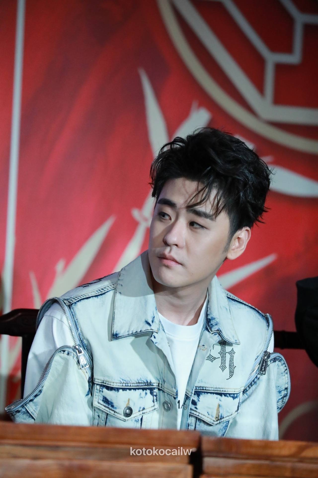 张云雷出席德云社龙字科招生发布会直播白t牛仔衣造型亮相少年感满分