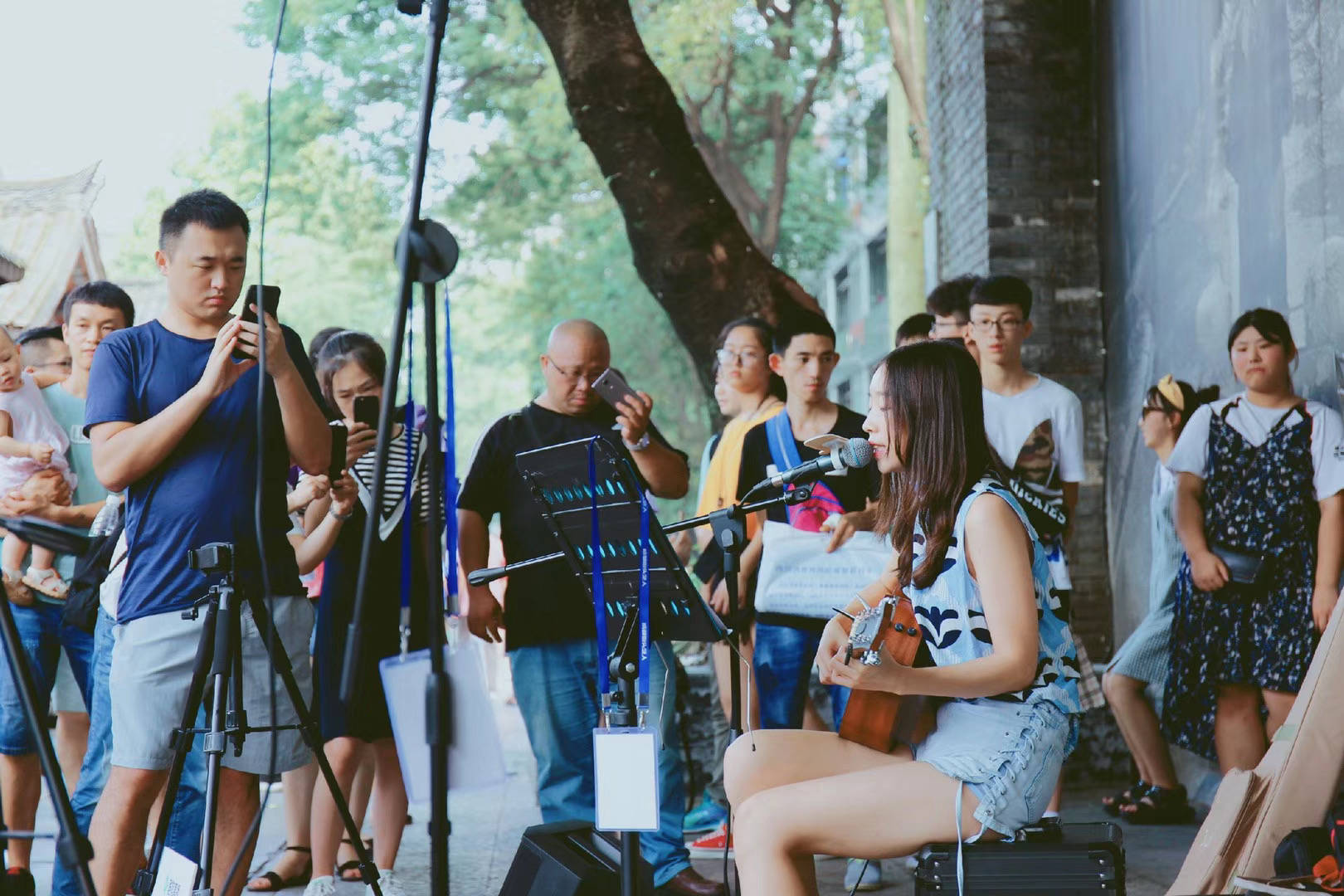 去东郊记忆唱歌,想各种办法希望进入这个圈子,直到第一批成都街头艺人
