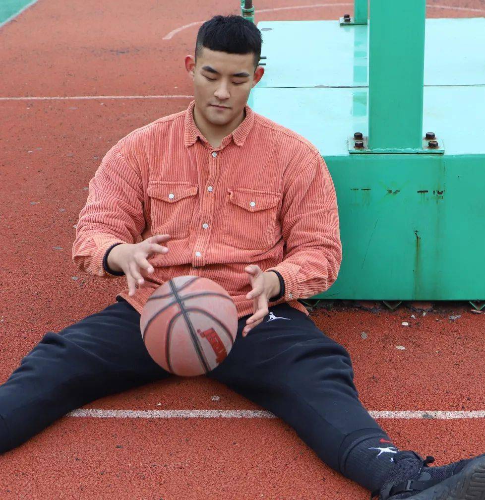 这位188的高大帅竟然是老师学生们都馋哭了