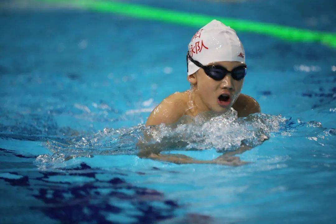 夺冠在这个比赛中华阳小学游泳队打破8项纪录勇夺25个第一