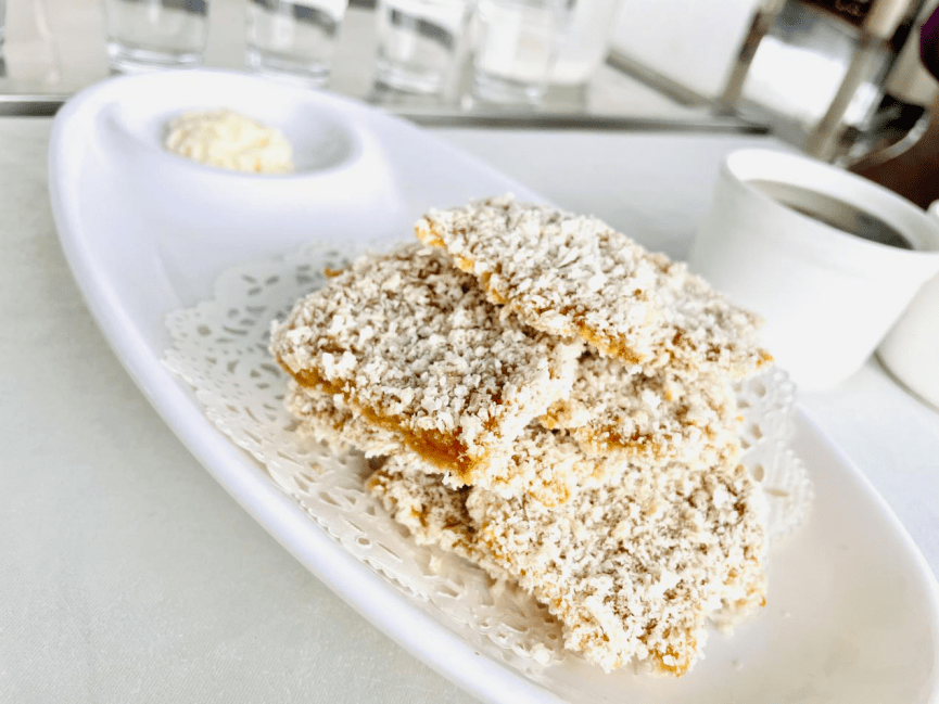 香酥小牛排将小牛排裹着面包糠炸至金黄,入口酥脆掉渣,牛排嫩中带腴