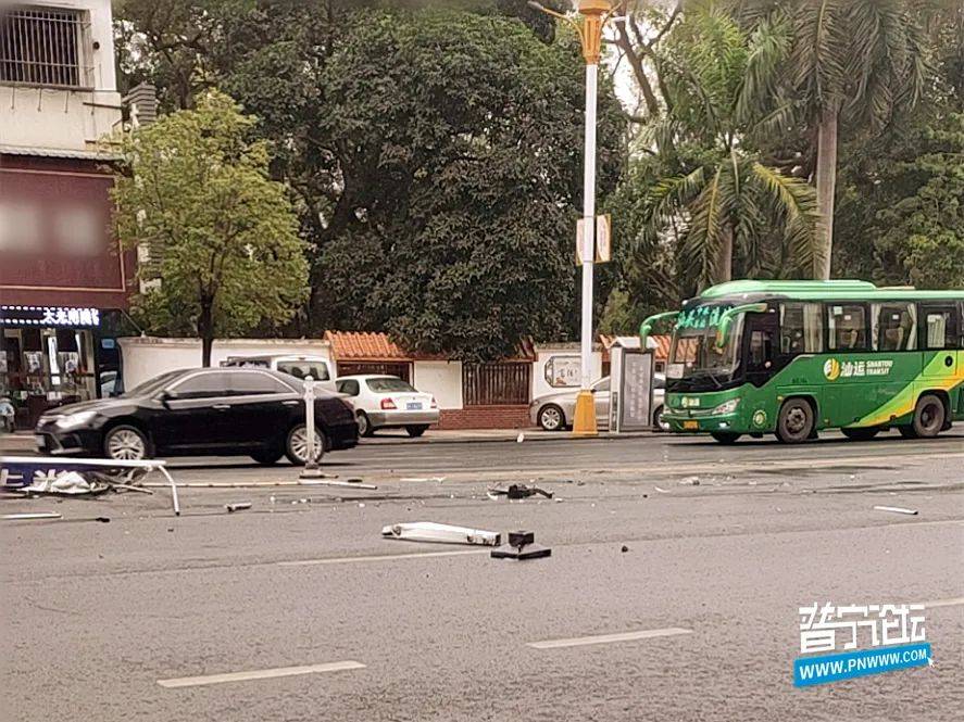 事故!普宁流沙大道某路段一辆轿车撞毁防护栏后逆停在路中间