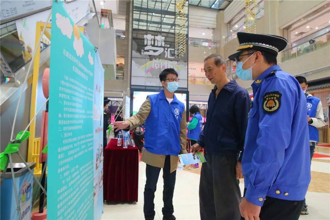 热心市民在现场咨询城市管理相关问题