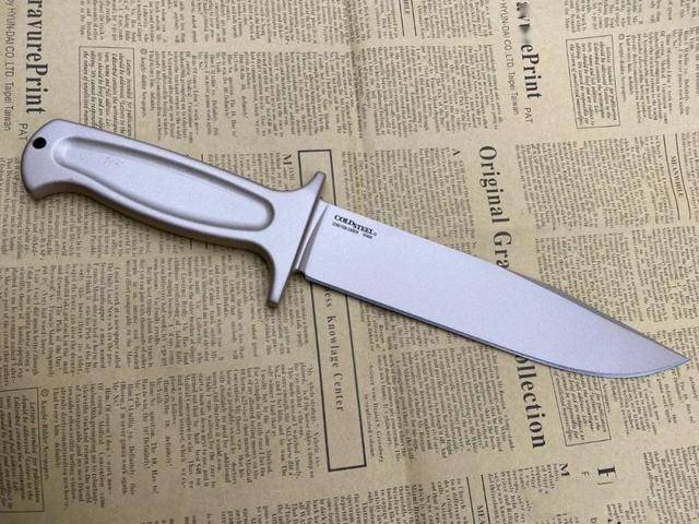 虽然刀具的名称是幸存者,实际上是一款全尺寸博伊刀,主要用途是野外