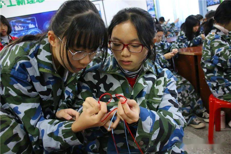 同学们通过自主探究,掌握了手工编织的方法,并根据任务书的要求,一件