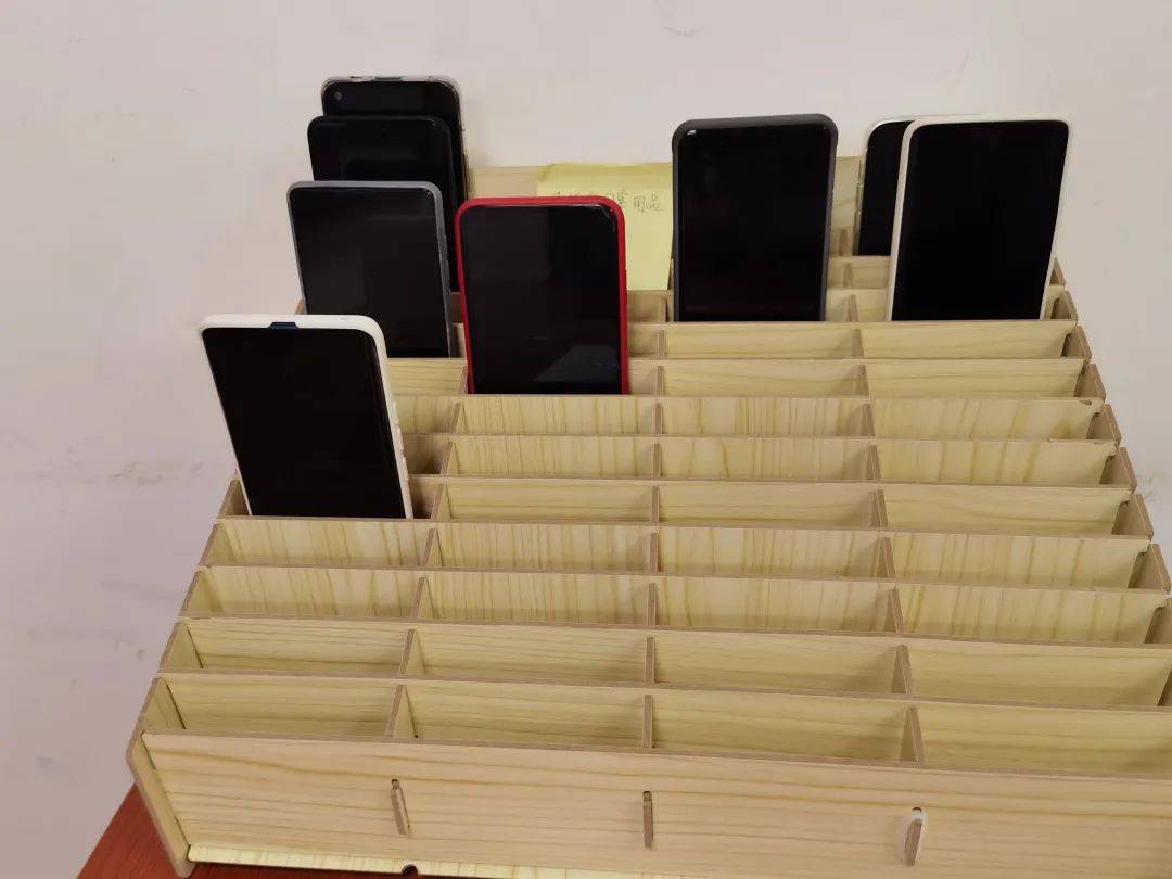 进入自习室的同学将进入"飞行模式",将手机静音放置到